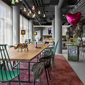 Moxy East Вена